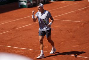 Tennis star Holger Rune labelled ‘cheat’ by fuming Roland Garros fans as he wins bizarre point after double bounce