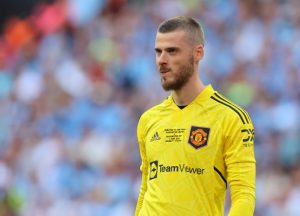 David de Gea reveals he is ‘contemplating’ with tweet from beach as Man Utd fans give him suggestion for future