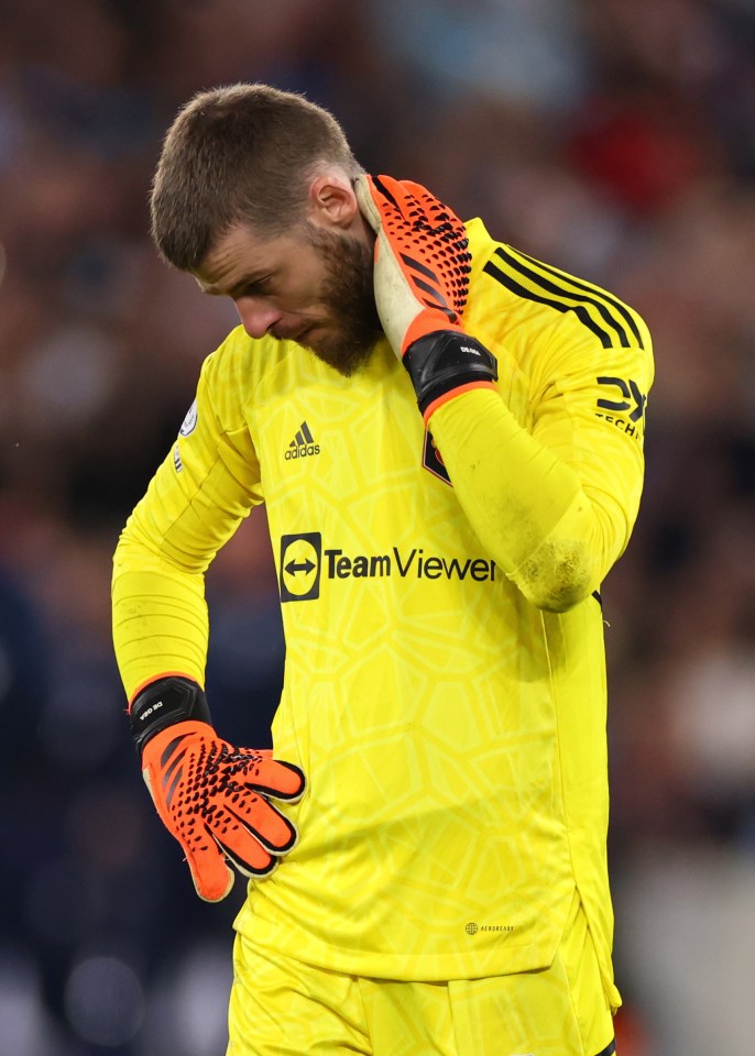 Man Utd stars FUMING at treatment of bombed-out keeper David de Gea as replacement Andre Onana’s nightmare continues