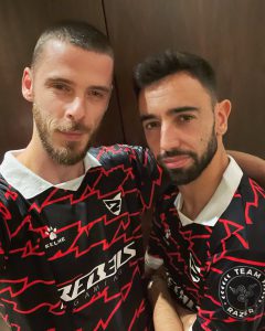 Unemployed David de Gea reunites with Bruno Fernandes as emotional Man Utd fans beg legend to return