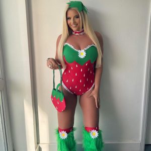 Apollonia Llewellyn sends fans into meltdown by dressing as a strawberry as they tell ring girl she’s ‘yummy’