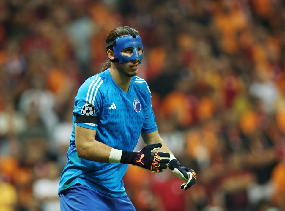 Why is Kamil Grabara wearing a mask against Man Utd?