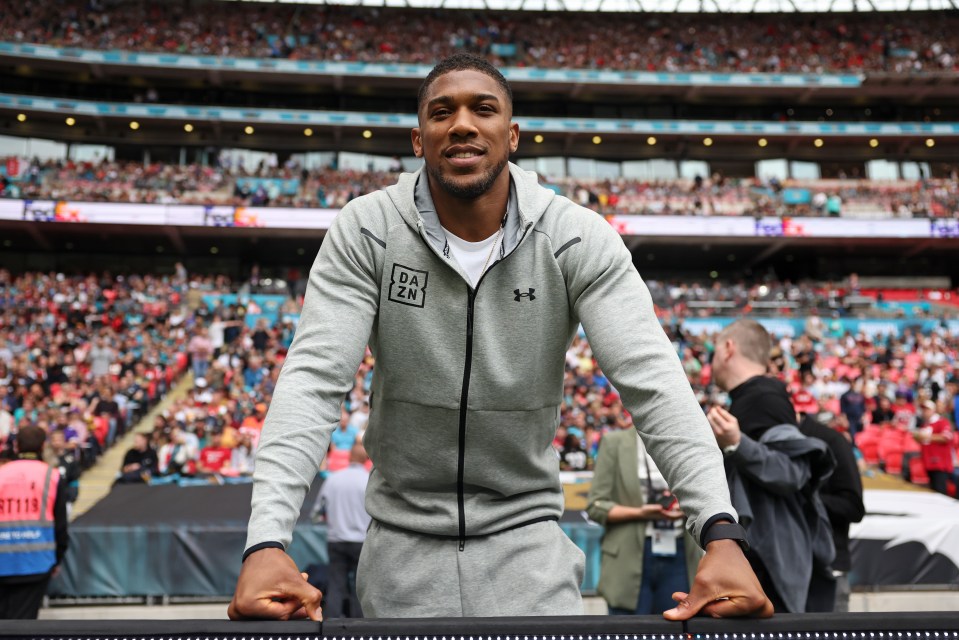 Anthony Joshua working with rival Tyson Fury’s former trainer Ben Davison… and fans can’t wait for John Fury’s reaction