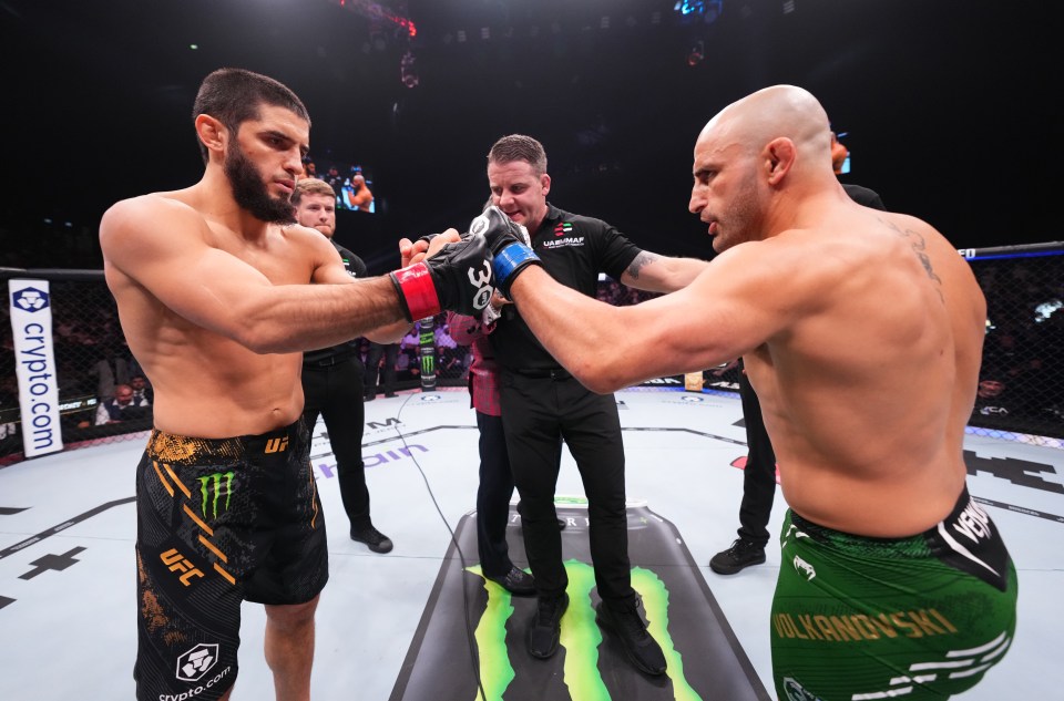 UFC 294: Islam Makhachev KNOCKS OUT Alexander Volkanovski with insane head kick retain lightweight title