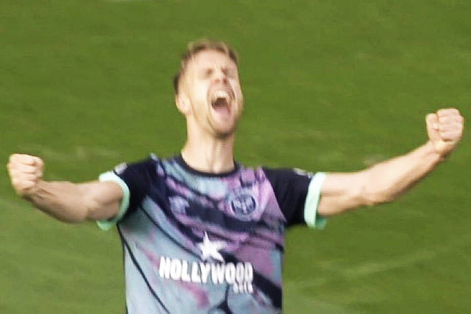 Man Utd fans brand Brentford star ‘clown’ as they spot him wildly celebrating goal-kick in injury time before turnaround