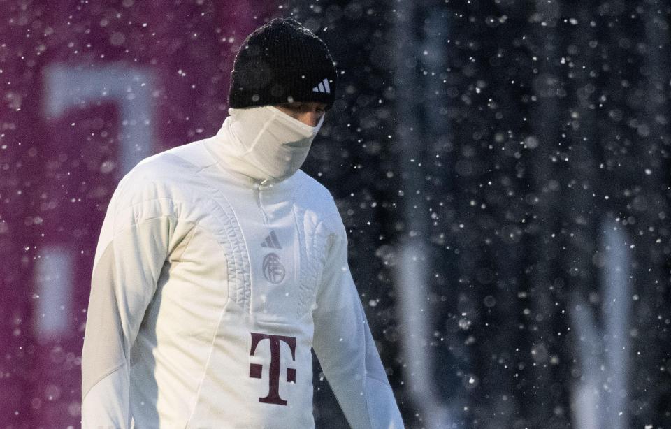 Harry Kane wraps up from head to toe with only eyes visible while Bayern team-mate wears shorts in freezing training