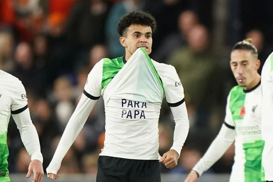 Luis Diaz scores dramatic late goal in Liverpool return – before unveiling message for kidnapped dad in Colombia