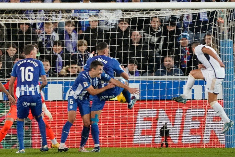 LaLiga manager has touchline MELTDOWN ‘like he’s just opened third Lynx Africa present at Christmas’ after late goal