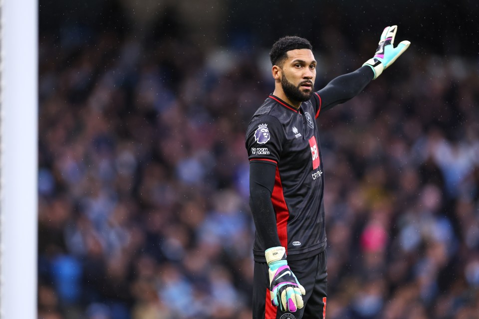 Sheffield United ready to hit loan market for new goalkeeper amid Kasper Schmeichel transfer speculation