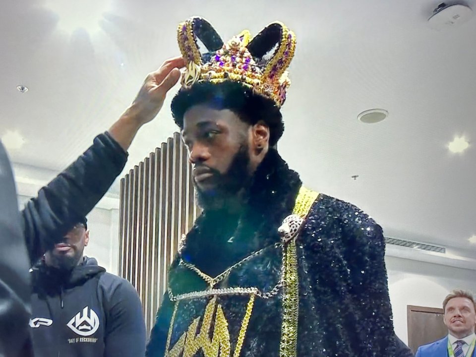 Deontay Wilder wears crown and cloak to ring for Joseph Parker fight as fans joke ‘he’s about to blame the outfit again’