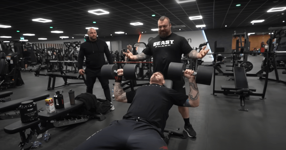 UFC star Tom Aspinall lifts weight of two flyweight fighters on each arm in stunning display of strength with Eddie Hall