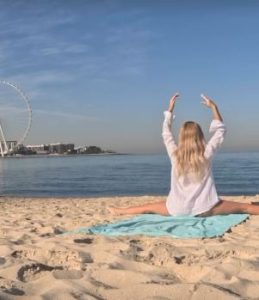 Arsenal star Kiwior’s twerk queen Wag wiggles her famous bum on the beach as they enjoy holiday during winter break