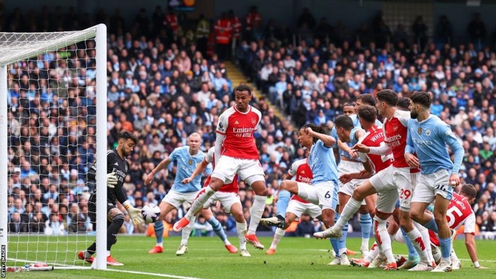 Arsenal draw Man City to hand Liverpool Premier League top spot