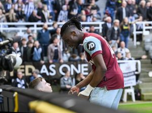 Hilarious moment Newcastle ballboy snubs West Ham scorer Mohammed Kudus as he asks for his seat for iconic celebration