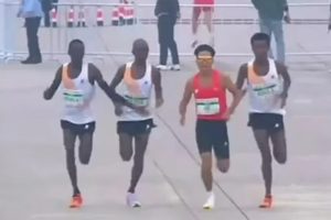 Watch ’embarrassing’ moment race leaders slow down ‘to let Chinese runner win’ Beijing half-marathon