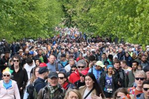 London Marathon 2024: Thousands start gruelling 26-mile course – as supporters line streets & cops form ring of steel