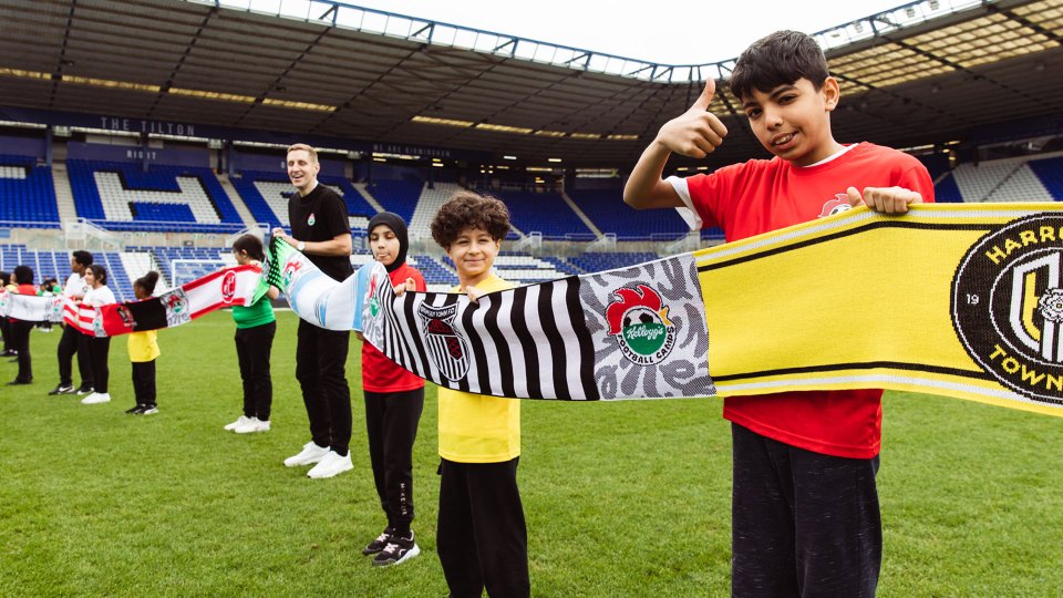 World’s longest football club scarf include 74 English teams and took more than 500 HOURS to make