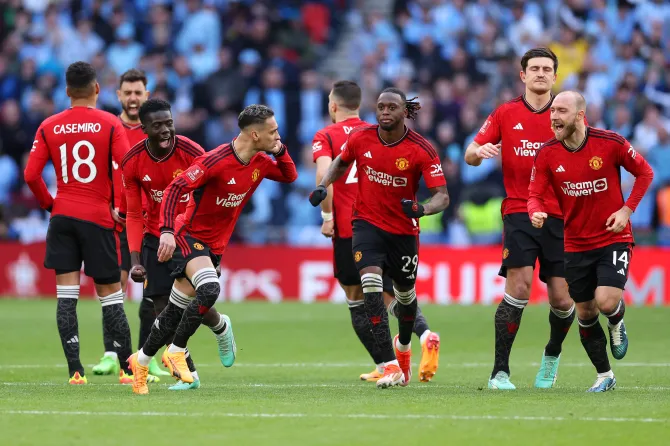 Antony should be EMBARRASSED over Coventry antics… I hope Man Utd lose 5-0 in FA Cup final, blasts Sneijder