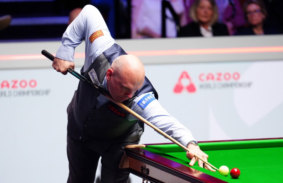 ‘Good catch’ – Ronnie O’Sullivan conqueror Stuart Bingham has Crucible in stitches as he takes out pesky ‘bug’ at table