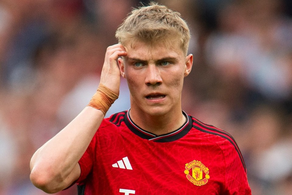 Man Utd stars ‘deliberately avoiding passing to struggling £72m transfer’ amid struggles for form