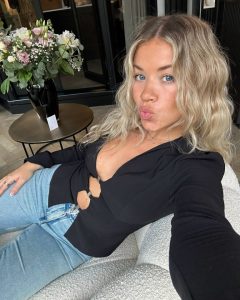 Alan Shearer’s glamorous daughter Hollie goes braless and flashes abs in stylish outfit as fans brand her ‘perfection’