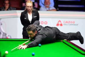 What happens if the score is tied after the final black has been potted in snooker?