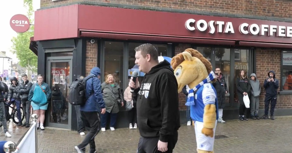 Fans say ‘this is peak levels of League Two’ as Gillingham unveil new transfer outside of Costa Coffee