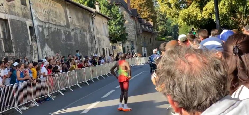 Marathon legend, 39, retires from Olympics 2024 race with classy gesture & gives fans shoes before taking taxi to finish