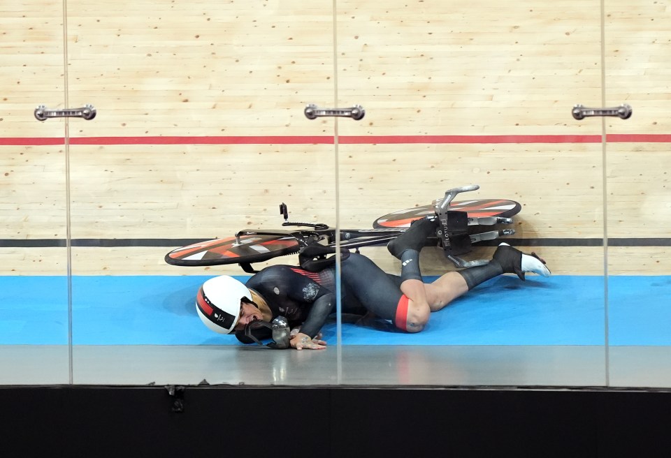 Heartbreaking moment Brit certain for Paralympics 2024 gold suddenly crashes and collapses onto velodrome floor