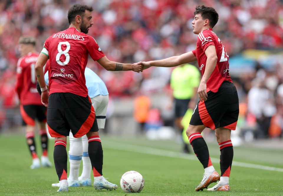 Bruno Fernandes hailed as ‘definition of a captain’ for message he sent outgoing Man Utd star Facundo Pellistri