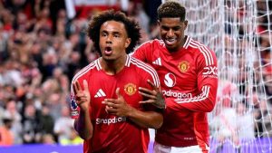 Zirkzee scores late winner on Manchester United debut