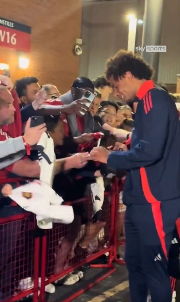 Man Utd new-boy Joshua Zirkzee branded ‘class act’ after incredible gesture to fans after last-minute debut heroics