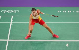 Former Olympic champion collapses to ground just moments before reaching Paris 2024 badminton final as match abandoned