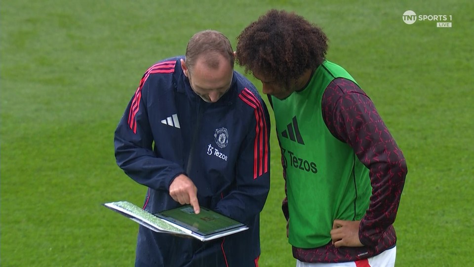 Rio Ferdinand gasps ‘imagine being a player now’ as he spots Man Utd coaches’ instructions for Zirkzee vs Brighton