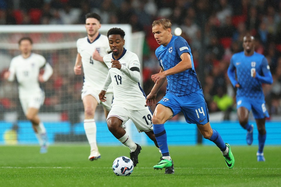 How tall is England star Angel Gomes?