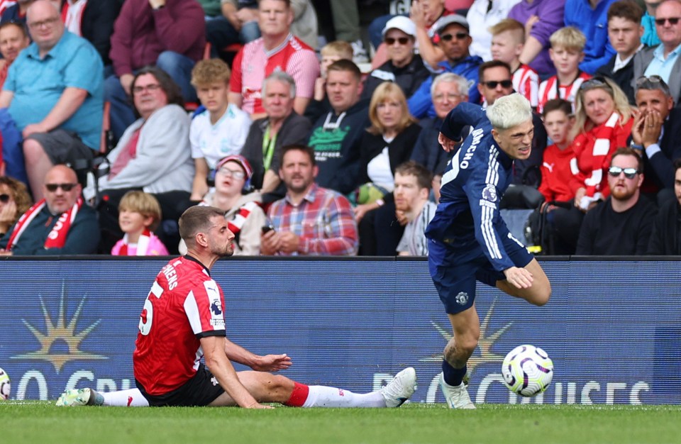 Man Utd fans slam ‘disgusting’ Stephens with Southampton star shown straight red for horror knee-high lunge on Garnacho