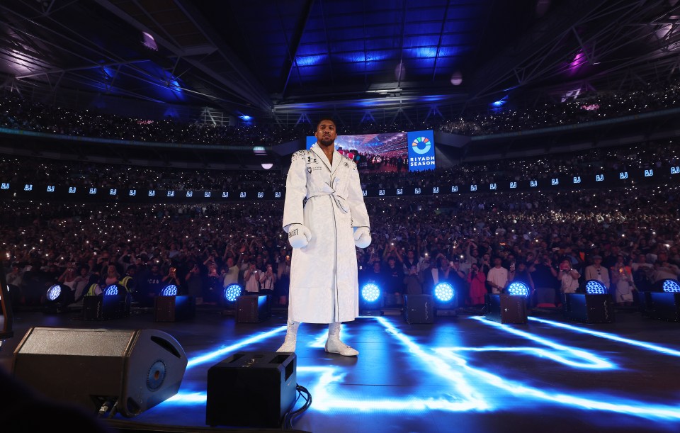 Fans concoct wild Anthony Joshua theory as they notice tell-tale moment in ring walk that proved ‘something’s not right’