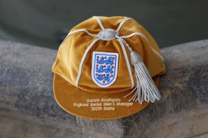 What is the golden cap Harry Kane is being presented with and how many players have one?