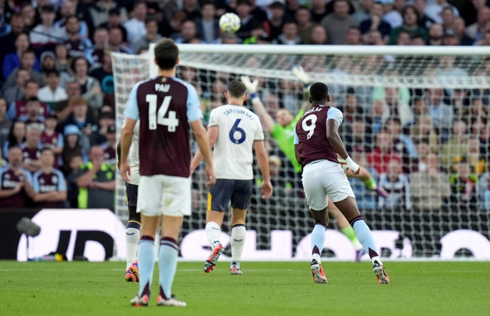 Fans say ‘Emi Martinez is all of us’ as Aston Villa goalkeeper can’t believe his eyes after Jhon Duran screamer