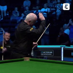 Watch moment snooker legend John Higgins gets standing ovation for reaching incredible milestone and opponent joins in