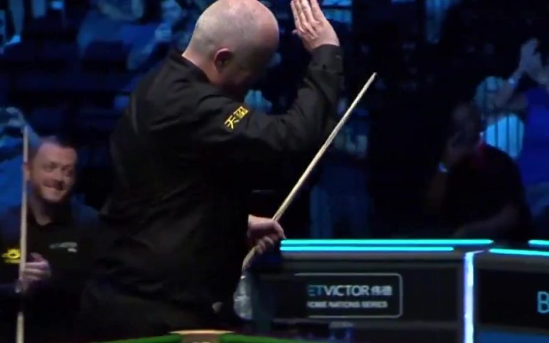 Watch moment snooker legend John Higgins gets standing ovation for reaching incredible milestone and opponent joins in