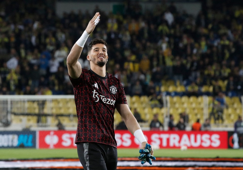 Incredible moment Man Utd star is given flowers and rapturous applause from Fenerbahce fans as one runs on to hug him