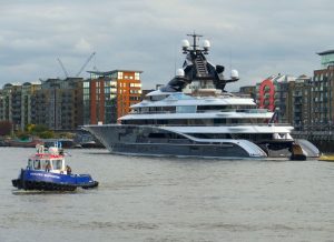 Onlookers left stunned as Premier League owner sails £345m yacht with private basketball court down River Thames