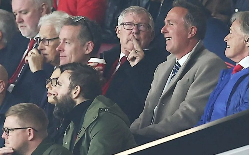 Fans can’t believe who Sir Alex Ferguson sat next to for Man Utd’s cup win after England legend from other sport spotted