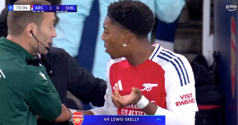 Arsenal wonderkid’s substitute appearance delayed by wardrobe malfunction as fans say ‘his mum will be fuming’