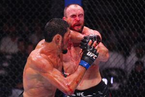 UFC star’s eye completely closes as fans convinced sickening injury cost him victory in ‘fight of the year’