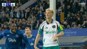 Fans loving the moment Everton stars ‘go full Martin Keown’ on Anthony Gordon after penalty miss against former club