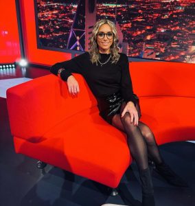 Anna Woolhouse ‘drives fans crazy’ as boxing host stuns in bold outfit with shiny leather skirt live on Sky Sports