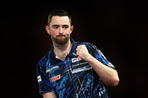 Former darts star reveals what happens when they go off stage between sets at World Championship