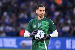 Man Utd ‘eye Italy Euro 2020-winning goalkeeper in shock free transfer’ as fans question Andre Onana future